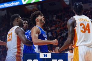 冲状元！布泽尔儿子杜克季前赛狂轰24分23板送摘帽 上一场33+12+4