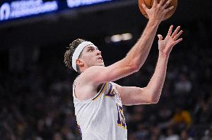 拉拉维亚：里夫斯太强硬了 他有多种得分方式&造犯规能力也是一流