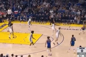 很难受！库里虚晃后突破上篮&勇士7-0 灰熊开局69秒喊暂停