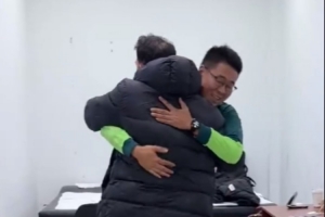 老友相见！亚泰主帅苏亚雷斯与国安队工作人员热情拥抱