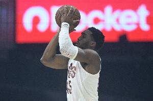 效率一般！米切尔半场11中4拿到13分3助 有2失误3犯规