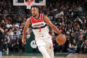 差劲！麦科勒姆9投仅2中拿到5分 三分6中1