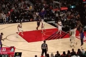 视野可以！布朗尼突破助攻八村塁命中底角三分