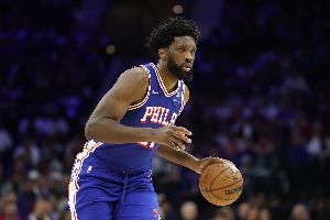 防守好脚步快！恩比德半场11中6得18分3板2盖帽 正负值为+10