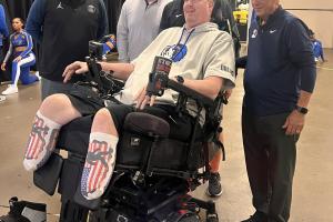 严重车祸致双小腿截肢！“大竹竿”肖恩·布拉德利观战独行侠！