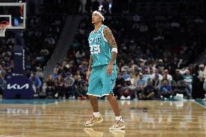 你是奇兵！特雷·曼恩半场15中6&三分5中2砍下18分5板3助2断