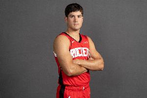 记者：谢泼德进攻端存在感十足 但特定防守回合他还是会暴露出来