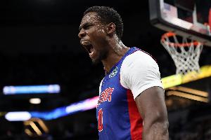 一直在飞！杜伦半场8中6高效拿下18分5板2断