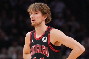 交学费！布泽利斯6投1中仅得4分4篮板 出现3次失误4次犯规