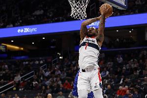 头真铁啊！惠特摩尔2次冲击西塞欲隔扣 都惨遭迎面按帽羞辱