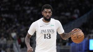 幸无大碍！马绍尔抢板被夹击受伤倒地 被搀扶离场治疗后迅速回归