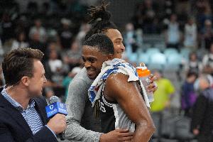 张佳玮：福克斯复出马刺赢球完美的一天 文班可以不那么在意得分