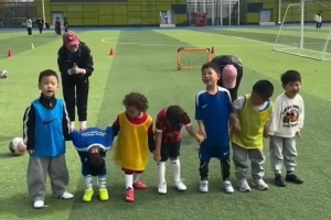 从娃娃抓起！河南队三大外援今天去幼儿园指导小朋友踢球