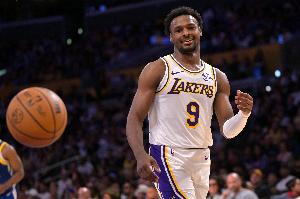 布朗尼三分命中本场15分钟已拿9分 本赛季此前71分钟14中3一共9分