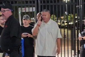 来看梅西！阿根廷足协主席塔皮亚抵达球场，观战迈阿密vs纳什维尔