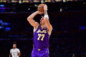 搞心态！东契奇罚球时 老鹰主场球迷高喊：独行侠弃将