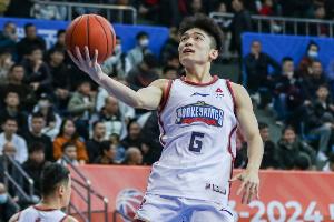 媒体人：辽宁U22全运男篮为凑名单 让韧带断裂的尹椿文坐在替补席