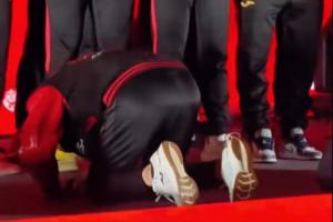 行大礼！重庆铜梁龙冲超庆典，韩国主帅张外龙向球员磕头致谢