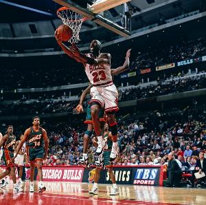 聊数据绕不开我！37年前的今天乔丹砍下52分9断