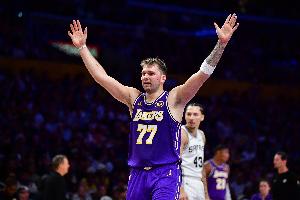 客场对阵独行侠！老里谈9个月前的东契奇交易：当时以为是AI新闻