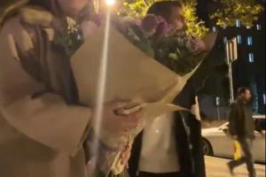 普通市民梅先生巴塞罗那街头一对情侣约会，梅西从其身后走过