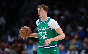 弗拉格打前锋时场均17.5分7.8板命中率48% 打控卫13.6分6.3板+39%