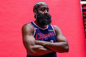 登火辉煌！！哈登连续轰进三记三分追平比分！！