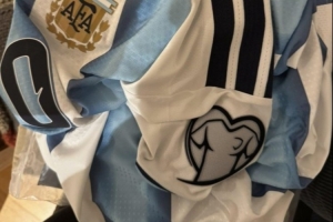 乌龙，阿迪达斯官网出售带有欧预赛臂章的阿根廷世界杯球衣