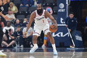 哈登半场9中4&三分5中2拿10分8板5助 拼3前场板&也出现3失误