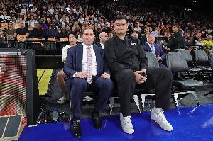 名记：独行侠老板杜蒙来到美航中心看球 本赛季揭幕战后首次