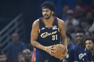 防不了！哈克斯补防阿伦上篮无果 自己还摔倒