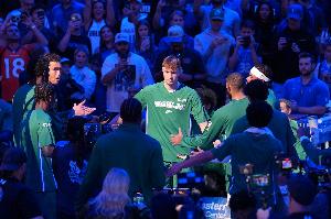 谁？独行侠主场氛围低迷 一名球员甚至抱怨球迷不想让他们赢球