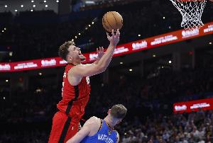 行云流水！申京顺下晃开防守单臂砸扣