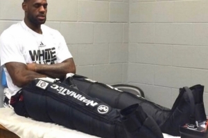 詹姆斯：我在恢复身体方面用到的科技有登山机和气压恢复靴