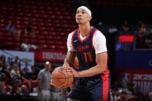 精准制导！乔丹·米勒中圈抢投超远三分 球进灯亮压哨命中