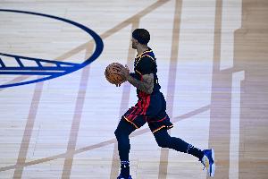 临危受命！小佩顿4中2得到4分6板2助1断 暴抢4进攻篮板