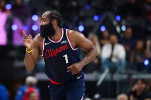 偷袭！掘金退而不防 哈登长传助攻小德里克·琼斯空篮暴扣