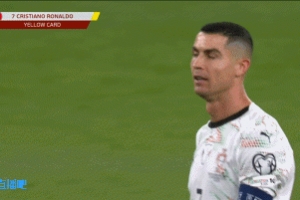 C罗染红！C罗报复性动作肘击对手，裁判查看VAR将他红牌罚下